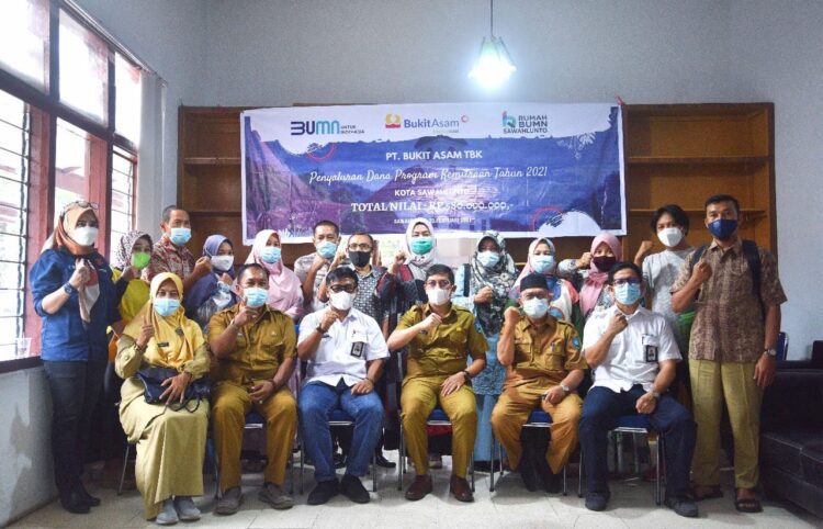 PT BA Bantu Mitra Binaan Rp 580 Juta 1 FOTO BERSAMA— PT BA Sawahlunto foto bersama dengan sembilan mitra binaan yang mendapatkan kucuran dana usaha.