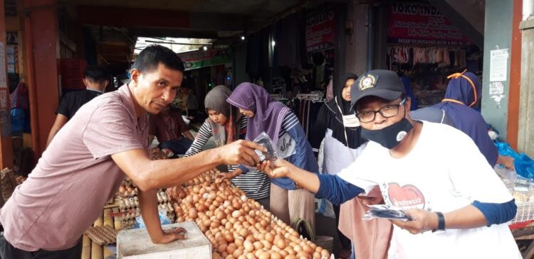 PWI Sawahlunto Akhiri Rangkaian Kegiatan HPN, Bagi-bagi Masker di Pasar Silungkang 1 BAGI MASKER—Pengurus PWI Sawahlunto bagi bagi masker kepada pedagang Pasar Silungkang dalam mengakhiri rangkaian kegiatan peringatan HPN 2021.