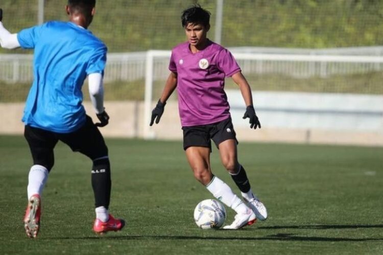 LATIHAN TIMNAS— Pemain Semen Padang FC Genta Alparedo saat mengikuti latihan bersama Tim Nasional Indonesia U-22.