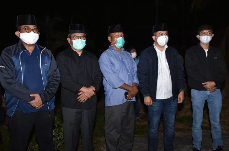 Plh Bupati Lepas Jenazah Syafrizal ke Pemakaman, Warga Kehilangan Sosok yang Aspiratif 1 PELEPASAN— Plh Bupati Agam Martias Wanto Dt. Maruhun menghadiri pelepasan sekaligus ikut mengantarkan almarhum anggota DPRD Syafrizal ke pemakaman.