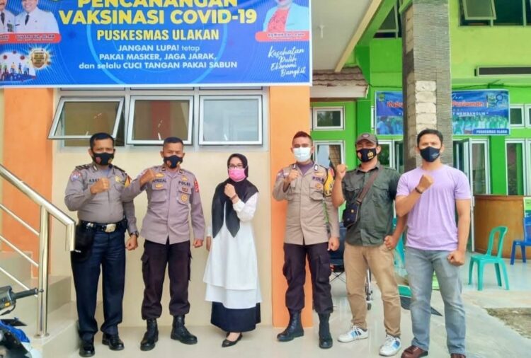 FOTO BERSAMA—Kepala Puskesmas Ulakan drg. Wiwik Else Lorain foto bersama petugas.
