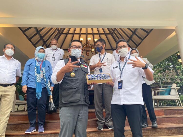 Emil-Uno Siap Duet di Pilpres 2024, Fokus Bangkitkan Ekonomi Akibat Pandemi Covid-19 1 BERTEMU—Menteri Pariwisata dan Ekonomi Kreatif Sandiaga Uno saat melakukan pertemuan dengan Gubernur Jawa Barat Ridwan Kamil.