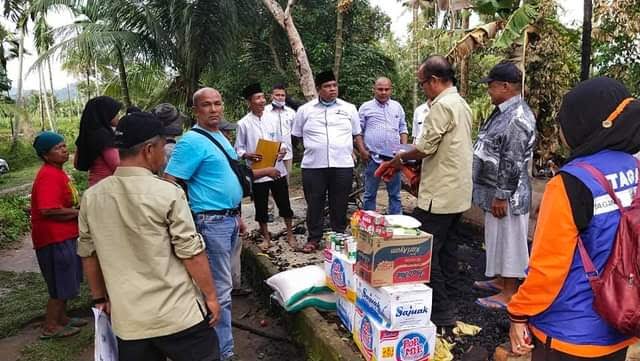 SERAHKAN BANTUAN— Wabup Suhatri Bur serahkan bantuan korban rumah disambar petir di Hilalang Gadang, Kenagarian Paritmalintang, Kecamatan Enam Lingkung, Kabupaten Padangpariaman.