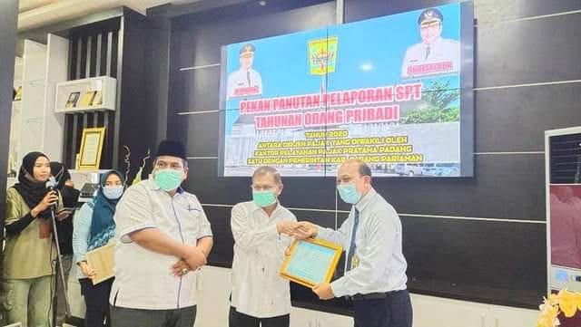 Bupati Sampaikan SPT 2020 1 SERAHKAN—Didampingi Wabup Suhatri Bur, Ali Mukhni serahkan SPT 2020 kepada Kepala KPP Pratama .