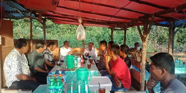 DIALOG—Bupati Ali Mukhni dialog dengan warga di lapau.