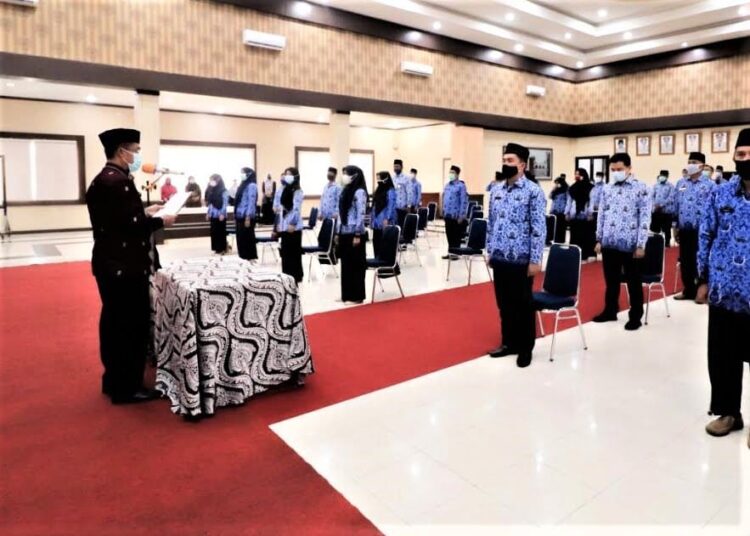 SAMBUTAN—Sekretaris Daerah Kota Payakumbuh Rida Ananda  saat berikan sambutan usai mengangkat pejabat Eselon IV dan pejabat fungsional yang baru dilantik.