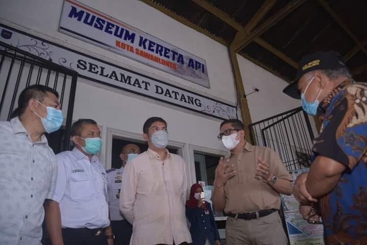 CEK REL KA WISATA— Sekretaris Dirjen Perkeretapian Kementerian Perhubungan Zulmaefendi bersama Wali Kota Sawahlunto Deri Asta meninjau rel kereta api (KA) wisata antara  Sawahlunto -Muarokalaban.