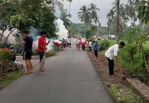 Bersih dan Asri— Semangat jaga lingkungan tetap bersih dan asri, warga Nagari Persiapan Surabayo melakukan gotong royong (goro) bersama membersihkan bahu jalan, Jumat (5/2).