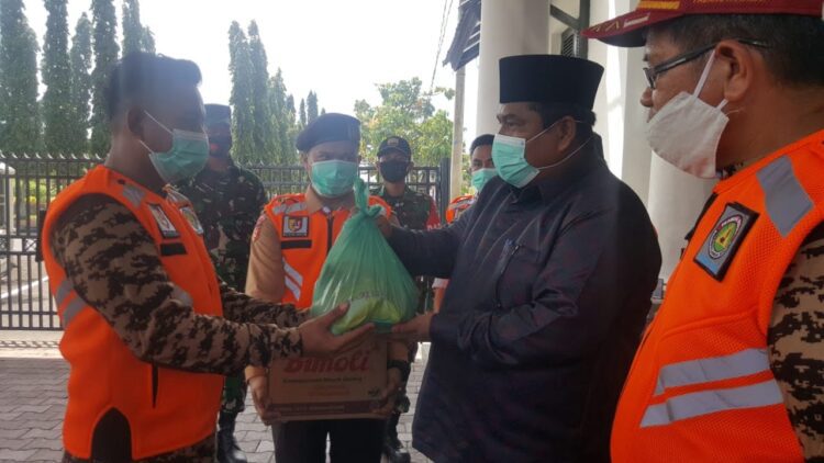 Suhatri Bur Lepas Kwarcab Antarkan Bantuan 1 SERAHKAN—Wabup Suhatri Bur serahkan bantuan.