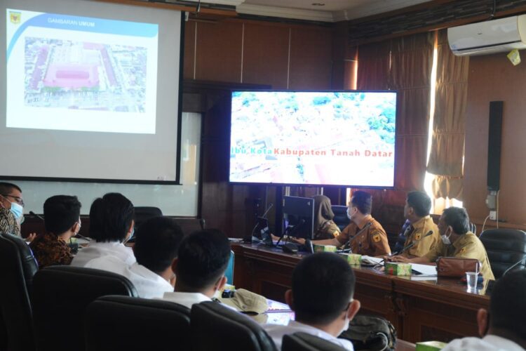 Rencana Pembangunan Pasar Batusangkar, Tim Kementerian Perdagangan dan Kementerian PUPR serta Tim Teknis adakan rapat dengan Pemerintah Kabupaten Tanah Datar, Kamis (13/2) di Aula Eksekutif Kantor Bupati Tanah Datar.