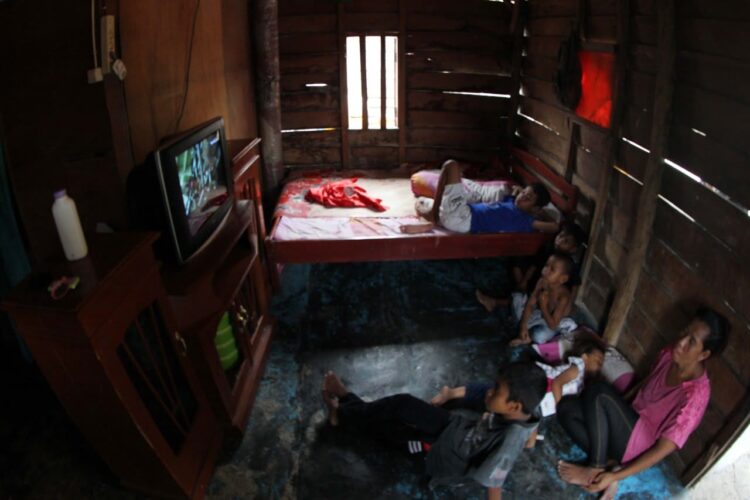 Buka Aplikasi PLN Mobile, Ayo! Klaim Token Listrik Gratis PLN Februari 1 STIMULUS LISTRIK— PT PLN memastikan penyaluran stimulus listrik periode Februari 2021 untuk 32 juta pelanggan rumah tangga daya 450 Volt Ampere (VA) dan 900 VA bersubsidi serta 459.000 pelanggan bisnis dan industri daya 450 VA berjalan lancar.