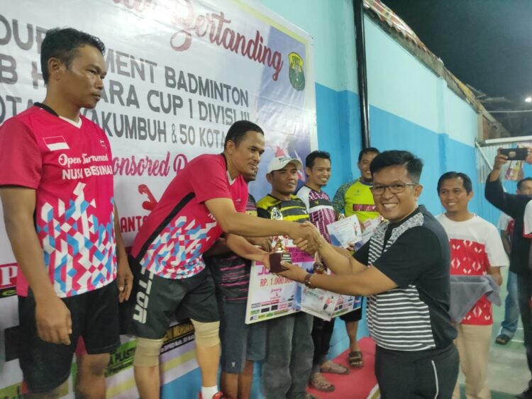 TROFI PEMENANG— Wakil Wali Kota Payakumbuh Erwin Yunaz, menyerahkan trofi kepada pemenang.