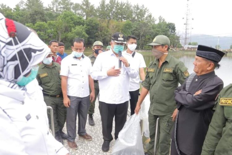 4 Ribu Ikan Dilepas di Telaga Pulau Belibis 1 Wali kota Zul Elfian melepas bibit ikan larangan di talago belibis.