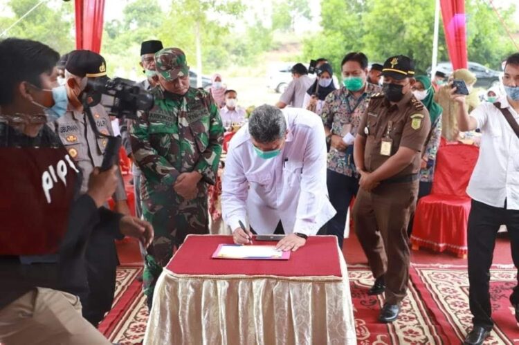 PELUNCURAN— Wali Kota Solok Zul Elfian melakukan launching aplikasi BPHTB Host to Host Kota Solok.