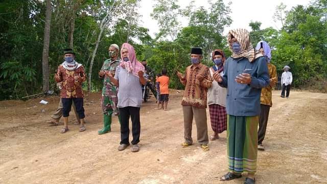 TMMD Ghatik Gelar Tolak Bala 1 DOA TOLAK BALA—Terlihat warga Nagari Salibutan, Kecamatan Lubuk Alung saat berdoa tolak bala di lokasi TMMD Kodim 0308 Pariaman.