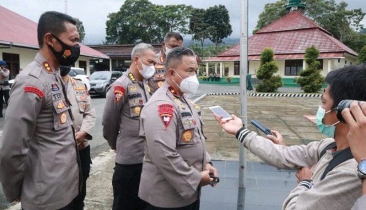 Waka Polda Kunjungi Keluarga Alm Deki Susanto 1 Wakil Kepala Kepolisian Daerah Sumatera Barat Brigjen Pol Edi Mardianto, saat berkunjung ke Polres Solok Selatan.