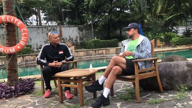 DIALOG--Asisten Deputi III Bidang Pengelolaan Olahraga Rekreasi Kemenpora RI Maifrizon dengan Fahmi Fachrezzy, pesenam senior nasional.