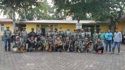 Buru Hama Tupai, Lurah Undang Liko SC 1 FOTO BERSAMA—Tim Liko SC foto bersama dengan lurah dan warga sekitar sebelum melakukan perburuan hama tupai.