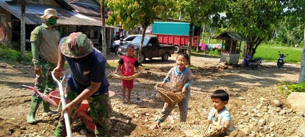 BERBAUR—Para bocah berbaur dan ikut membantu dii lokasi TMMD ke-110 Kodim 0308 Pariaman di Korong Lipek Pageh Nagari Salibutan Kecamatan Lubuk Alung.