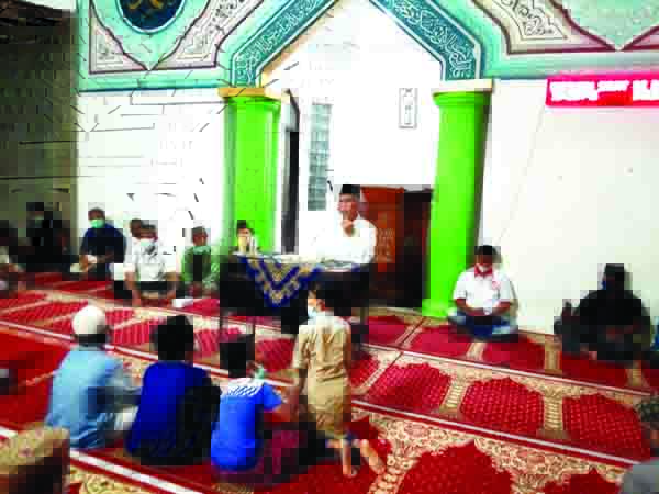 TAUSYIAH— Gubernur Mahyeldi memberikan tausiyah peringatan Isra Miraj Nabi Muhammad SAW  di Masjid Al-Fath Goba Seberang Padang.