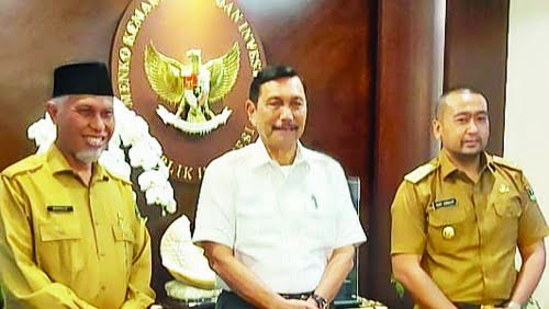 Gubernur dan Wagub Sumbar Temui Menko Marves Bicarakan Program Strategis 1 BERTEMU— Menko Marves Luhut Binsar Pandjaitan saat bertemu dengan Gubernur Sumbar Mahyeldi Ansharullah dan Wakil Gubernur Sumbar Audy Joinaldy.