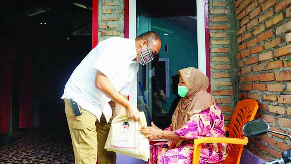 SERAHKAN SEMBAKO— Anggota Komisi VI DPR RI Andre Rosiade menyerahkan sembako dan BLT untuk warga Pasir Jambak, Pasie Nan Tigo, Kototangah.