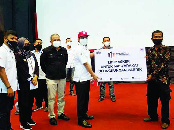 SERAHKAN MASKER— Direktur Keuangan PT Semen Padang Tubagus Muhammad Dharury (empat dari kiri) menyerahkan 1.111 masker untuk masyarakat di lingkungan pabrik, secara simbolis kepada Ketua Forum Nagari Lambung Bukik Dedi Azhari, Rabu (17/3).