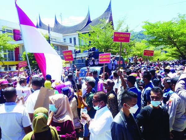 UNJUK RASA— Ribuan masyarakat Pessel melakukan aksi unjuk rasa 
dan menyerahkan petisi Selamatkan 
Pesisir Selatan ke Kejari Painan,
Rabu (17/3). 