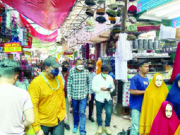 Wagub Audy Joinaldy Bersilaturrahmi di Tanah Abang, Pedagang Urang Awak Siap Beralih Besarkan Bank Nagari 1 TINJAU—Wakil Gubernur (Wagub) Sumatera Barat (Sumbar) Audy Joinaldy saat meninjau para pedagang urang awak di Tanah Abang, saat kunjungannya kemarin.