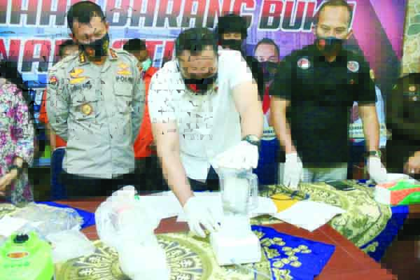 MUSNAHKAN SABU— Dirresnarkoba Polda Sumbar, Kombes Pol Ade Rahmat Idnal didampingi Kabid Humas Kombes Pol Satake memusnahkan 3 Kg sabu yang merupakan barang bukti dari dua tersangka.
