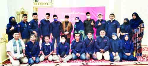 14 Tahun Padang TV, Hadirkan Tayangan Digital, Veni: Beri Anugerah Tokoh Inspiratif Sumbar 1 HUT PADANG TV— Crew Padang TV foto bersama di sela-sela Tablig Akbar perayaan HUT ke-14, di Masjid Al Hakim, Jalan Samudera, Senin (1/3) malam.