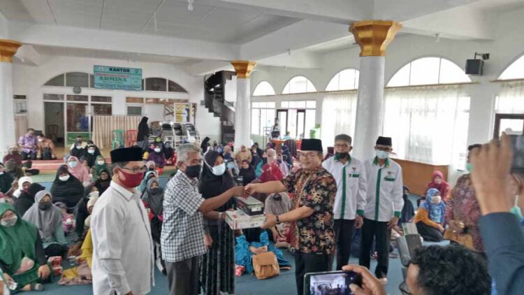 SALURKAN ZAKAT— Pemko dan pengurus Baznas Kota Padangpanjang salurkan bantuan tahap 3  kepada mustahiq.