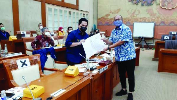 SERAHKAN SURAT— Anggota DPR RI Andre Rosiade menyerahkan surat resmi dari para pensiunan Semen Padang kepada Menteri BUMN Erick Thohir.