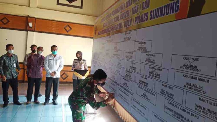 TANDATANGAN—Canangkan kawasan Zona Integritas Bebas Korupsi, unsur Forkopimda menandatangani komitmen bersama dalam mengantisipasi praktek korupsi.