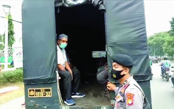 11 Pendukung Habib Rizieq Diamankan Polisi 1 DIAMANKAN—Belasan simpatisan Habib Rizieq Shihab dibawa menggunakan truk kepolisian ke Mapolres Metro Jakarta Timur, Jumat (19/3)