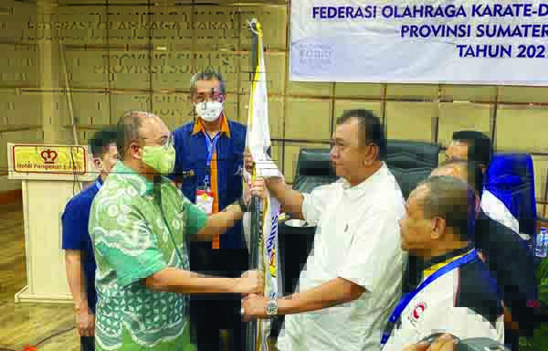 Terpilih Aklamasi jadi Ketua FORKI Sumbar, Andre Rosiade Bidik Emas PON Papua 1 MENERIMA PATAKA— Ketua Umum FORKI Sumbar Andre Rosiade menerima pataka kepengurusan dari ketua deminioner Hendra Irwan Rahim.