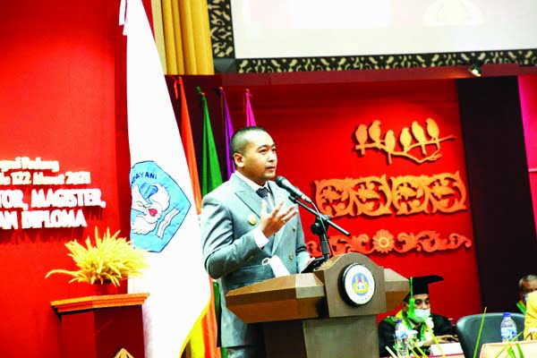 ORASI— Wakil Gubernur Sumbar Audy Joinaldy memberikan orasi ilmiah pada wisuda ke-122 UNP.