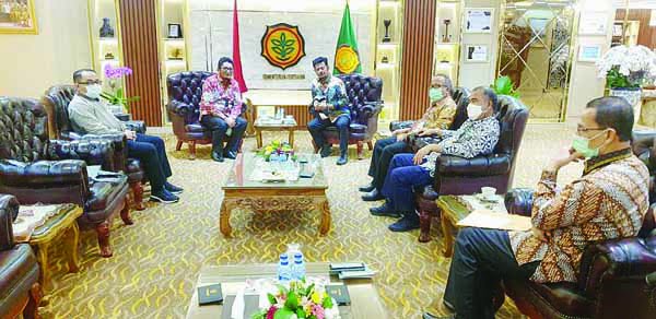 BERBINCANG— (Plt) Wali Kota Padang Hendri Septa berbincang dengan Menteri Pertanian Syharul Yasin Limpo di ruang Mentan Jl Harsono RM, Ragunan Jakarta Selatan, Jumat (19/3).