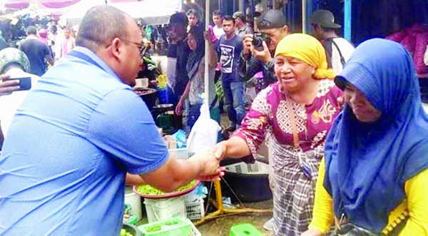 KUNJUNGI PASAR RAYA—  Anggota DPR RI Andre Rosiade saat berkunjung ke Pasar Raya Padang, beberapa waktu lalu.