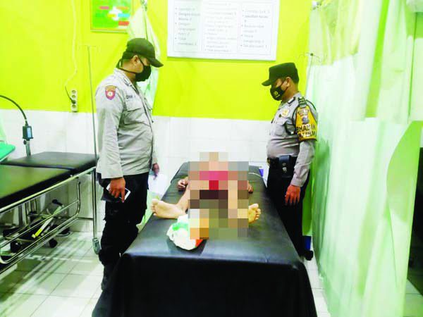 Bocah 9 Tahun Tewas Tenggelam di Kolam Renang 1 TEWAS TENGGELAM— Korban Azlan (9) terbujur kaku di Puskemas Lubuk Alung setelah tenggelam di kolam renang Alba Resort.