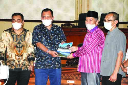 DPRD Agam Terima Kunjungan DPRD Madina 1 Ketua DPRD Agam Novi Irwan menyerahkan cendera mata kepada Wakil Ketua DPRD Madina Harmensyah Batubara.