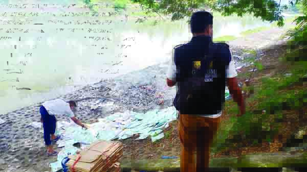 BAKAR DOKUMEN— Ribuan lembar dokumen arsip lama dibakar oleh oknum dari salah satu perusahaan swasta di tepi Banda Bakali Simpang Haru. Pembakaran ini tak ada izin dan sudah dilarang karena menimbulkan pencemaran udara dan lingkungan.