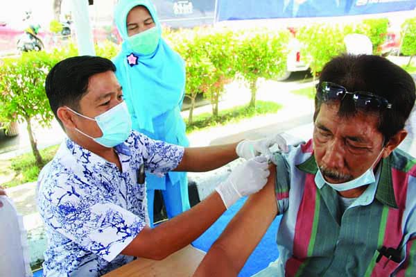 RSUP M Djamil Bantu Percepatan Vaksinasi Lansia 1 VAKSINASI LANSIA— Petugas kesehatan di RSUP M Djamil melayani lansia yang melakukan vaksinasi. Mulai Selasa (23/3) hingga 45 hari ke depan, RSUP M Djamil melayani vaksinasi untuk lansia.