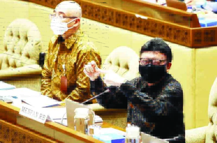 RAPAT— MenPAN dan RB Tjahjo Kumolo saat rapat kerja dengan Komisi II DPR di Kompleks Parlemen, Senayan, Jakarta, Rabu (24/3) kemarin.