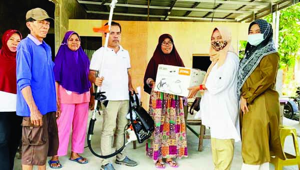 Andre Bantu Mesin Potong Rumput untuk Warga Padang Sarai 1 SERAHKAN MESIN POTONG— Tim DPD Gerindra Sumbar menyerahkan mesin potong dari Andre Rosiade kepada warga RT 5, RW 06 Padang Sarai, Kototangah.