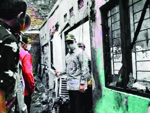 Gubernur DKI Jakarta Anies Baswedan mengunjungi lokasi kebakaran di Jalan Pisangan Baru III, Matraman, Jakarta Timur pada Kamis (25/3).