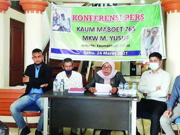 KONFERENSI PERS— Kuasa Hukum Putri Deyesi Rizki bersama M Yusuf sebagai Mamak Kapalo Waris (MKW) Kaum Maboet Suku Sikumbang yang baru saat konferensi pers di Kantor Kaum Maboet di Ulak Karang, Padang, Kamis (25/3).