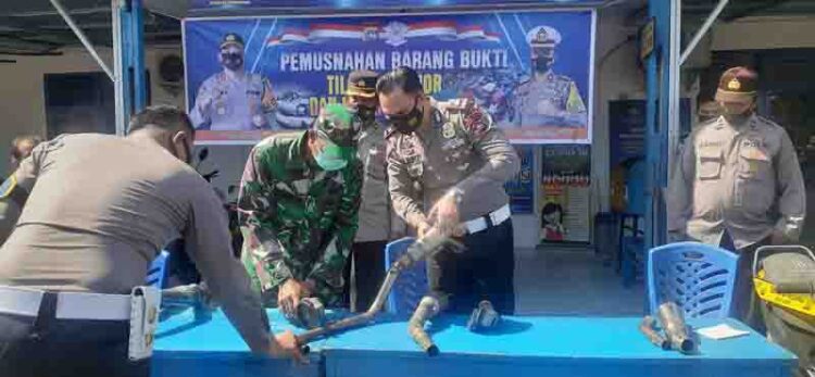 PEMUSNAHAN—Kasat Lantas Polres Pariaman Albert IG Hutagalung bersama Pasintel Kodim 0308/Pariaman Lettu Inf Syahrumsyah musnahkan knalpot racing.