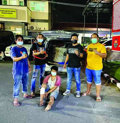 TEMBAK—Pencuri yang menggunakan mobil rental saat beraksi terpaksa ditembak kakinya karena berusaha kabur saat akan ditangkap