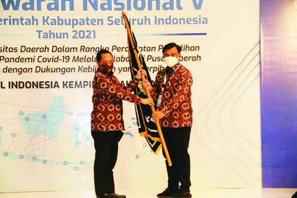 Bupati Sutan Riska menerima Pataka dari Mendagri, Tito Karnavian setelah dikukuhkan sebagai 
Ketua Umum APKASI Periode 2021-2026.